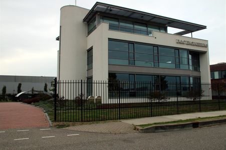 
Het ingenieursbureau D & C Engineering heeft de gemeentegrens over haar grond lopen